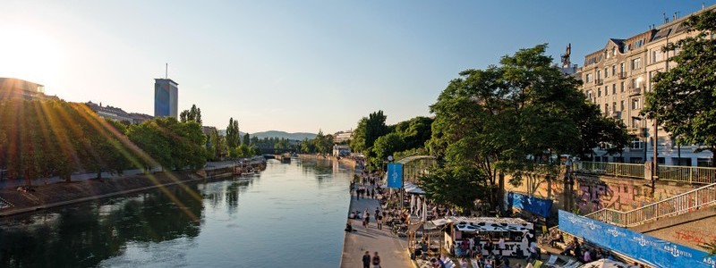 Sightseeing am Boot auf der Donau in Wien