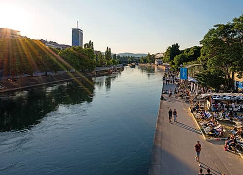 Speed boat sightseeing in Vienna